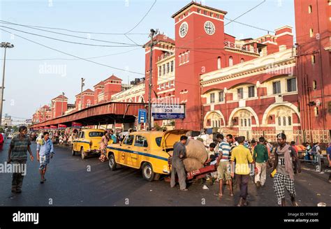 Howrah railway junction howrah station hi-res stock photography and ...