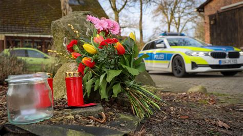 Nach Schreckens Tat In Schee El Mit Vier Toten Nachbarn Gedenken Der Opfer