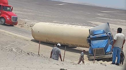 Ica camión cisterna se volcó al cruzar el desierto ante bloqueos en la