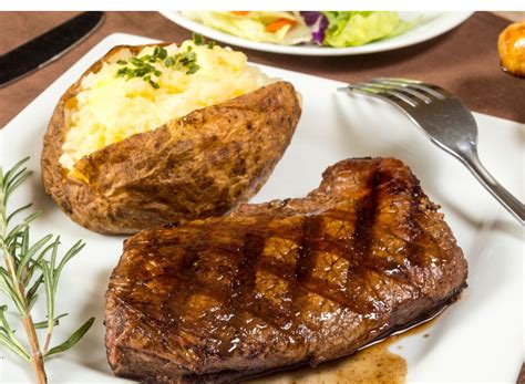 The 8 Best Steakhouse Orders According To A Dietitian