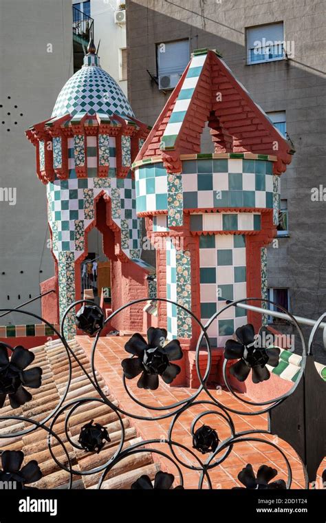 Chimeneas De Ladrillo Con Azulejos En La Azotea De La Casa Vicens En