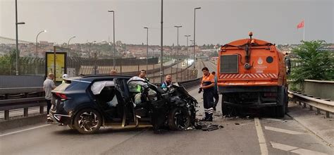 Haliç Köprüsü nde lüks otomobil yol temizleme aracına çarptı 2 yaralı