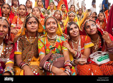 Indien Rajasthan Pushkar Junge Frauen Bei Camel Markt Pushkar Mela Typische Traditionelle