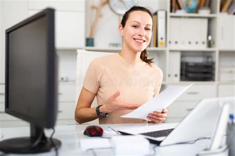 Femme D Affaires Remet Le Document Pour La Signature Au Bureau Image