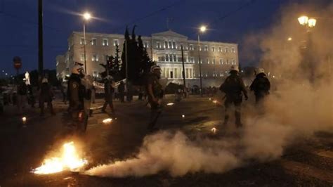 La Polic A Griega Disuelve A Los Manifestantes En Atenas Tras El