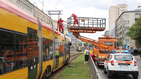 Ci Ar Wka Zerwa A Sie Trakcyjn Utkn Y Tramwaje Na Mokotowie Tvn