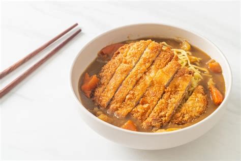 Fideos Ramen Al Curry Con Chuleta De Cerdo Frita Tonkatsu Foto Premium