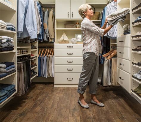 A Complete Guide To Walk In Closet Dimensions And Layouts In 2021