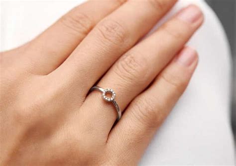 Bague De Promesse Symbole D Amour Et D Engagement