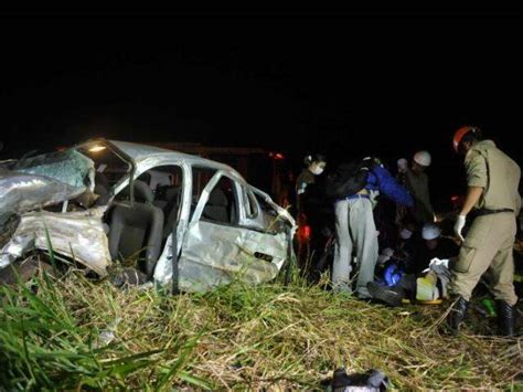 Quatro Pessoas Ficam Feridas Ap S Colis O De Camionete Carro Na Br