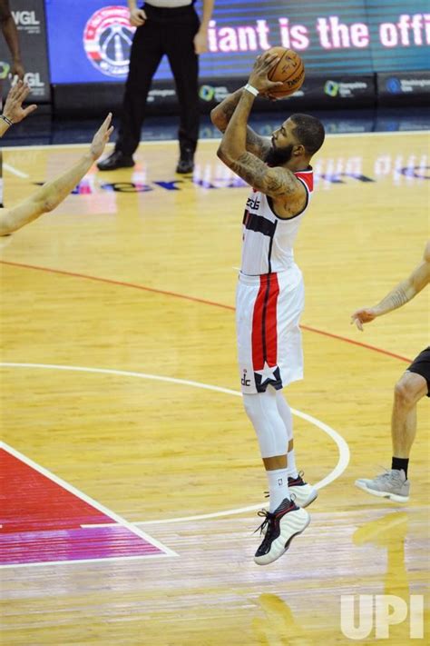 Washington Wizards forward Markieff Morris (5) scores against the LA Clippers in the first half ...