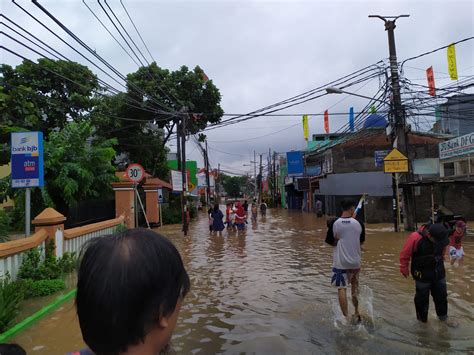 Jakarta Diguyur Hujan Kamis Pagi Ruas Jalan Tergenang