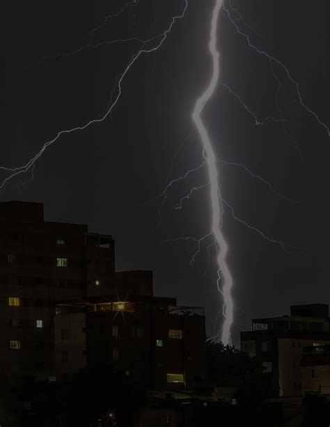 Tempestade de raios causa medo em moradores de BH veja explicação