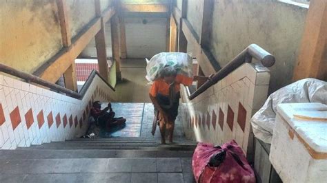 Kisah Para Buruh Gendong Di Pasar Beringharjo Upah Rp Tidur Di