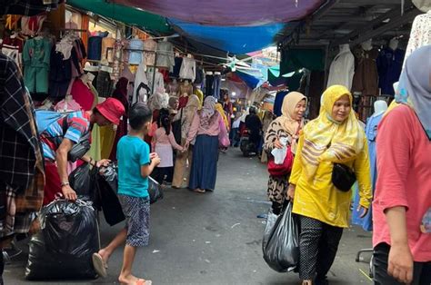 Jelang Ramadan Pasar Tanah Abang Dipadati Pengunjung Berburu Pakaian