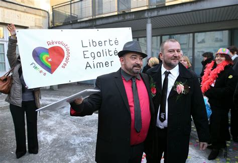 Société Deux hommes se marient pour réclamer la légalisation du mariage gay