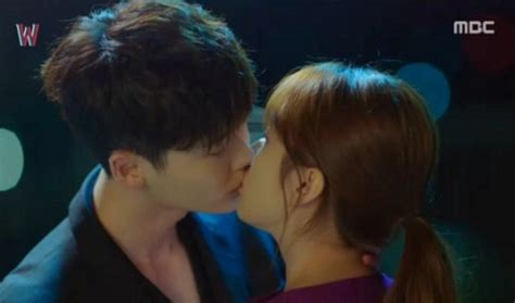 Lee Jong Suk And Han Hyo Joo Pick Their Top 3 W Kiss Scenes Soompi