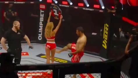 Lottatore iraniano di MMA dà un calcio alla ragazza sul ring e colpisce