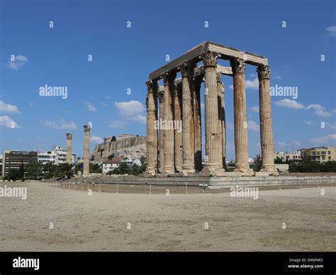 Temple de Zeus olympien à Athènes avec l Acropole derrière Photo Stock