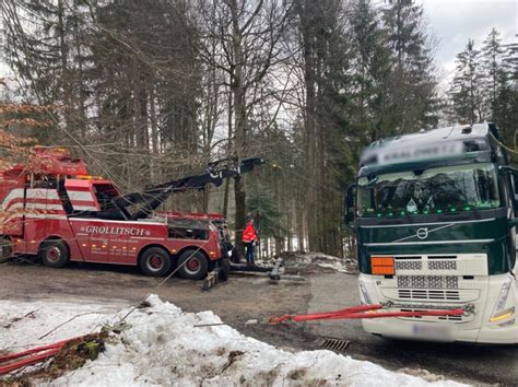 Bleiburg Sattelzug mit 24 Tonnen flüssiger Schwefelsäure blieb in