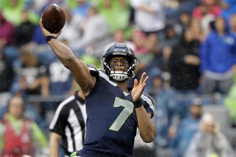 Geno Smith tosses 2 TDs, Seahawks top Raiders 17-15 | KOMO