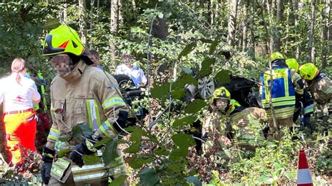 Heftiger Unfall in Bayern 22 Jähriger kommt von der Straße ab und