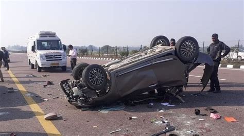 Horrific Road Accident In Unnao Two Cars Collided On The Expressway Five Dead And Two Serious