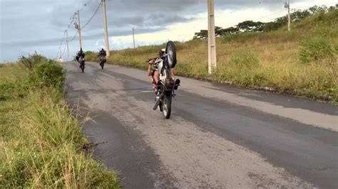 Cisp De Batalha Flagra Motociclistas Realizando Manobras Radicais E