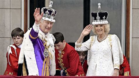 Charles Iii En Koningin Camilla Zwaaien Vanaf Balkon Naar Publiek