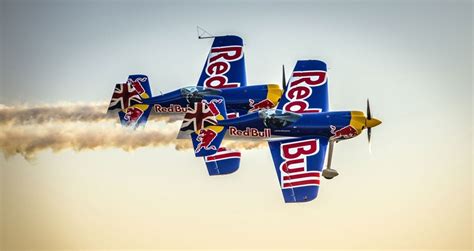 Red Bull Barnstorming À 300km h dans un hangar