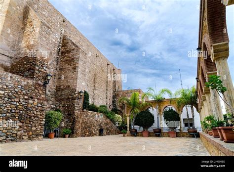 Vista De Una De Las Fachadas Exteriores De La Iglesia En El Pueblo