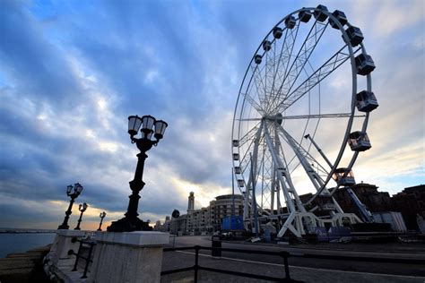 Bari La Ruota Panoramica Svetta Sul Lungomare La Repubblica