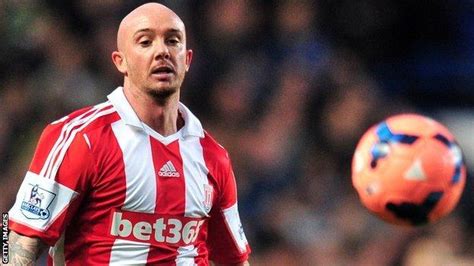 Stoke City: Stephen Ireland commits to new three-year deal - BBC Sport