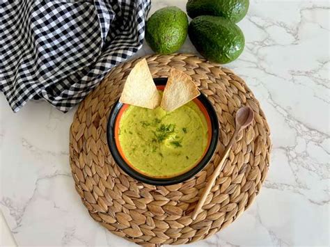 Receta así se prepara el aderezo de aguacate con yogur griego EL