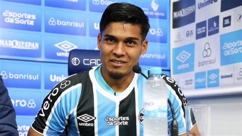 Torcida do Grêmio se derrete por Arezo na web Temos camisa 9