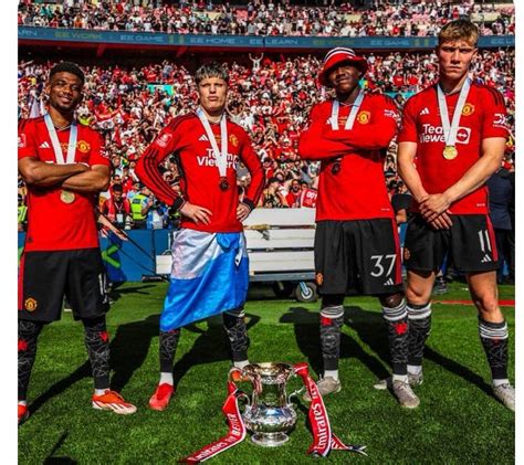 Man United S Garnacho Mainoo Diallo H Jlund Pose With Fa Cup Trophy