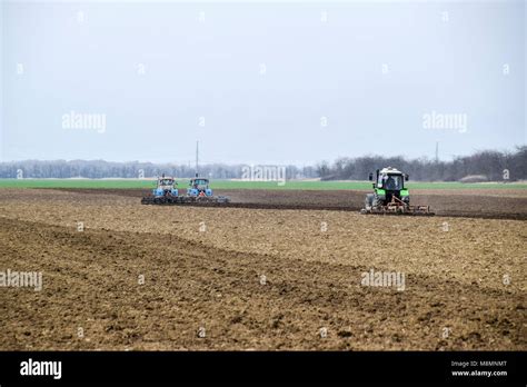 Lush Et Desserrer Le Sol Sur Le Terrain Avant De Semer Le Tracteur