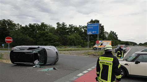 Schwerer Unfall Auto bleibt auf der Seite liegen Rüsselsheim