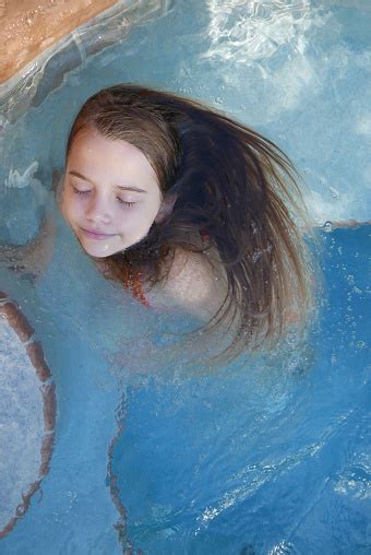 Photo Libre De Droit De Jeune Fille Tourne Ses Longs Cheveux Dans Leau De La Piscine Banque D