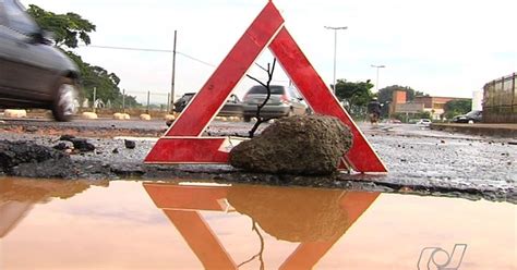 G1 Em Goiás buracos nas ruas trazem prejuízos a motoristas e