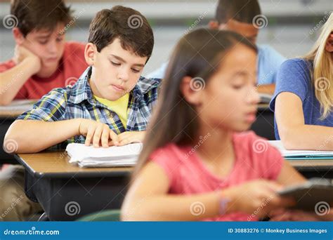 Alunos Que Estudam Em Mesas Na Sala De Aula Foto De Stock Imagem De