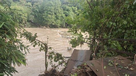 TENGAH MALAM Diterjang Banjir Bandang Jembatan Gantung Di Keban Agung