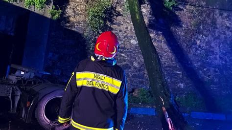 Maltempo In Liguria Temporale Notturno Con Fulmini Semafori Spenti E