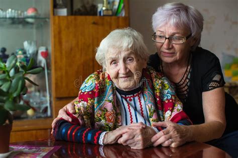 En Gammal Mormor Med Hennes Vuxen Dotter Svartvit Fotografi