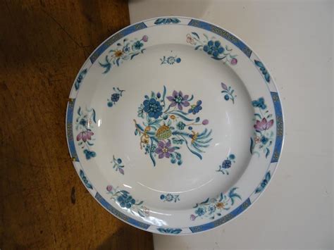 LIMOGES Bernardaud Partie de service de table en porcelaine modèle