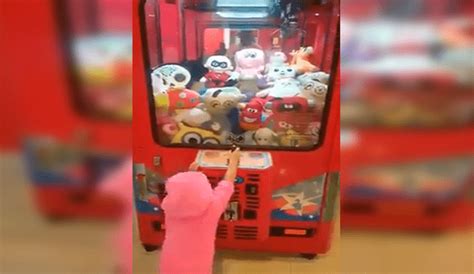 Facebook viral Niña muestra increíble truco para ganar en máquina de