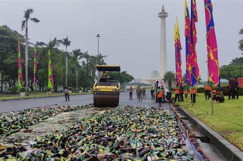 Pemprov DKI Jakarta Musnahkan 12 Ribu Botol Minuman Beralkohol Paling