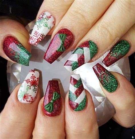 25 Gorgeous Christmas Nail Designs With Green And Red Colors Women