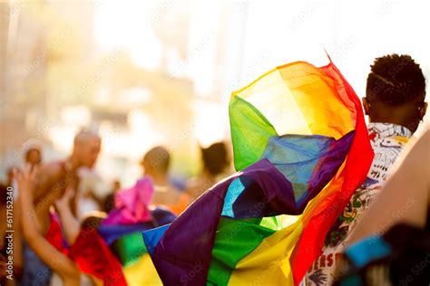 Bandeira colorida símbolo do orgulho gay LGBT tremulando na Avenida Paulista durante a 27ª