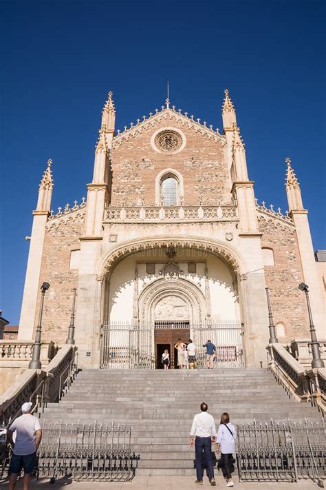 Fachada Y Escalera De La Iglesia San Jeronimo El Real Con Cielo Azul